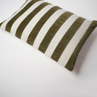 غطاء وسادة بخطوط سميكة 40×60 سم - أوف وايت وزيتوني - (طقم قطعتين)