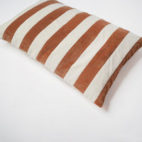 غطاء وسادة بخطوط سميكة 40×60 سم - أوف وايت وبني - (طقم قطعتين)