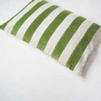غطاء وسادة بخطوط سميكة 40×60 سم - أوف وايت وأخضر - (طقم قطعتين)