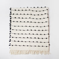 بطانية سادة مع كرات زخرفية