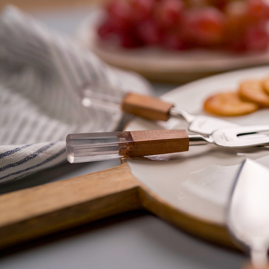 سكاكين للجبن بمقبض من الخشب والرزن الشفاف