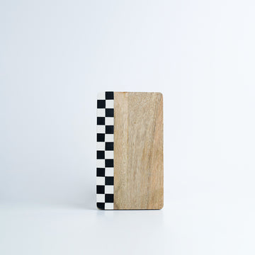 لوح للتقديم من الخشب مع زخرفة مربعات بيضاء وسوداء 